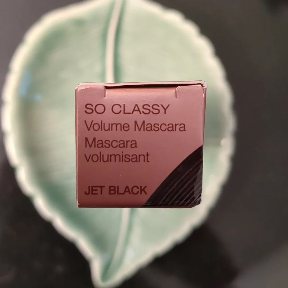 Volumizing Mascara - Picture 3 of 4